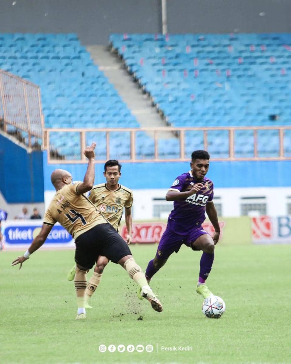 Pemain Persik Kediri saat melawan Bhayangkara FC. instagram.com/persikfcofficial
