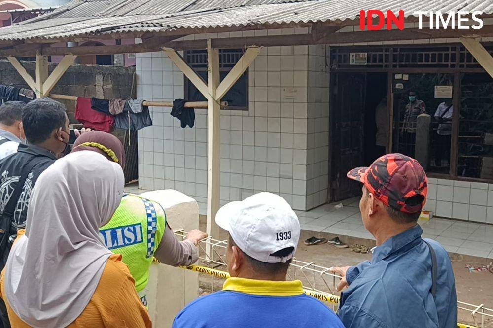 TKP 4 Orang di Bekasi Ditemukan Tergeletak Dalam Kontrakan. (IDN Times/Imam Faishal)