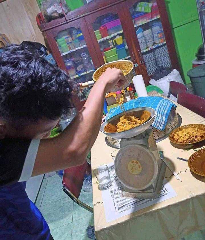 tingkah nyeleneh orang pakai timbangan (instagram.com/sukijan.id)