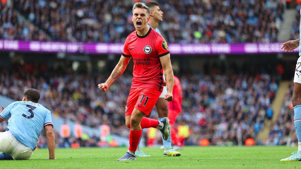 Leandro Trossard merayakan gol ke gawang Manchester City. (brightonandhovealbion.com)