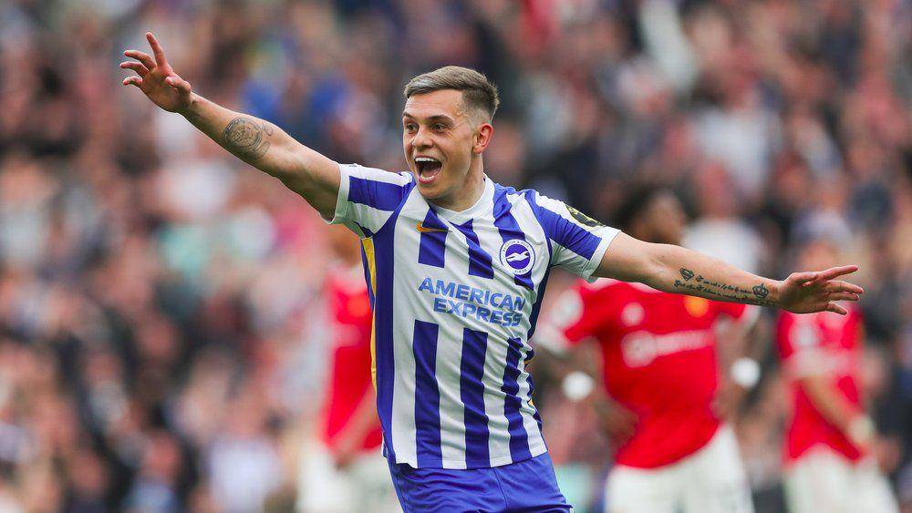 Leandro Trossard merayakan gol ke gawang Manchester United. (brightonandhovealbion.com)