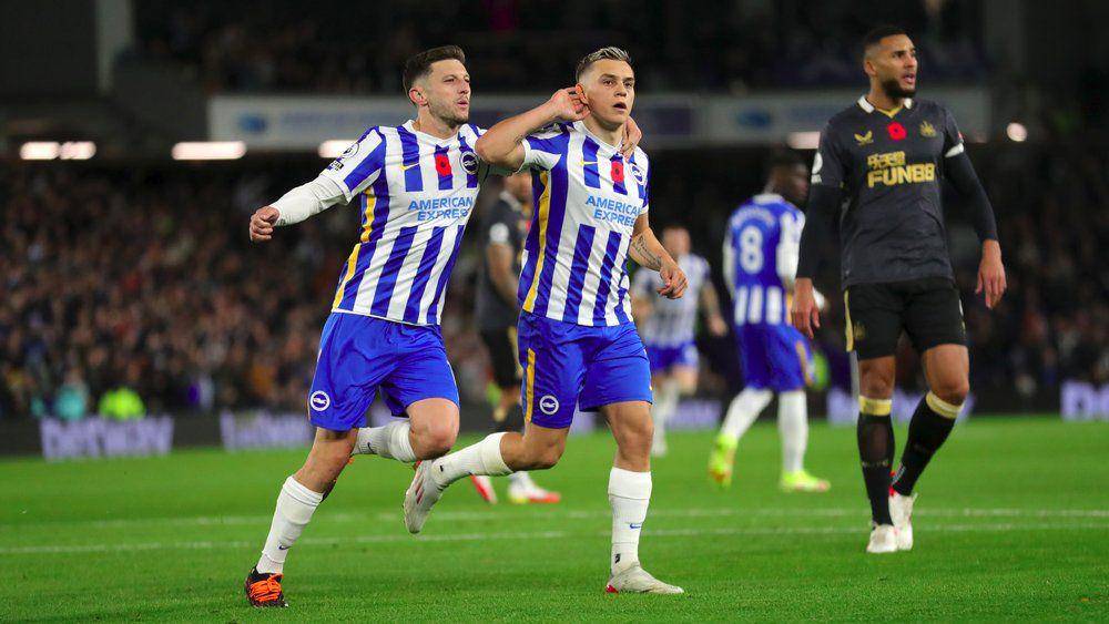 Leandro Trossard merayakan gol ke gawang Newcastle United. (brightonandhovealbion.com)