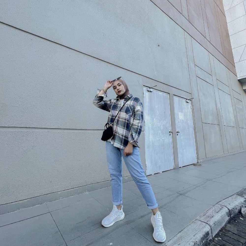 gaya busana simpel ala Ranie Dwi Karlina (instagram.com/raniekarlina)