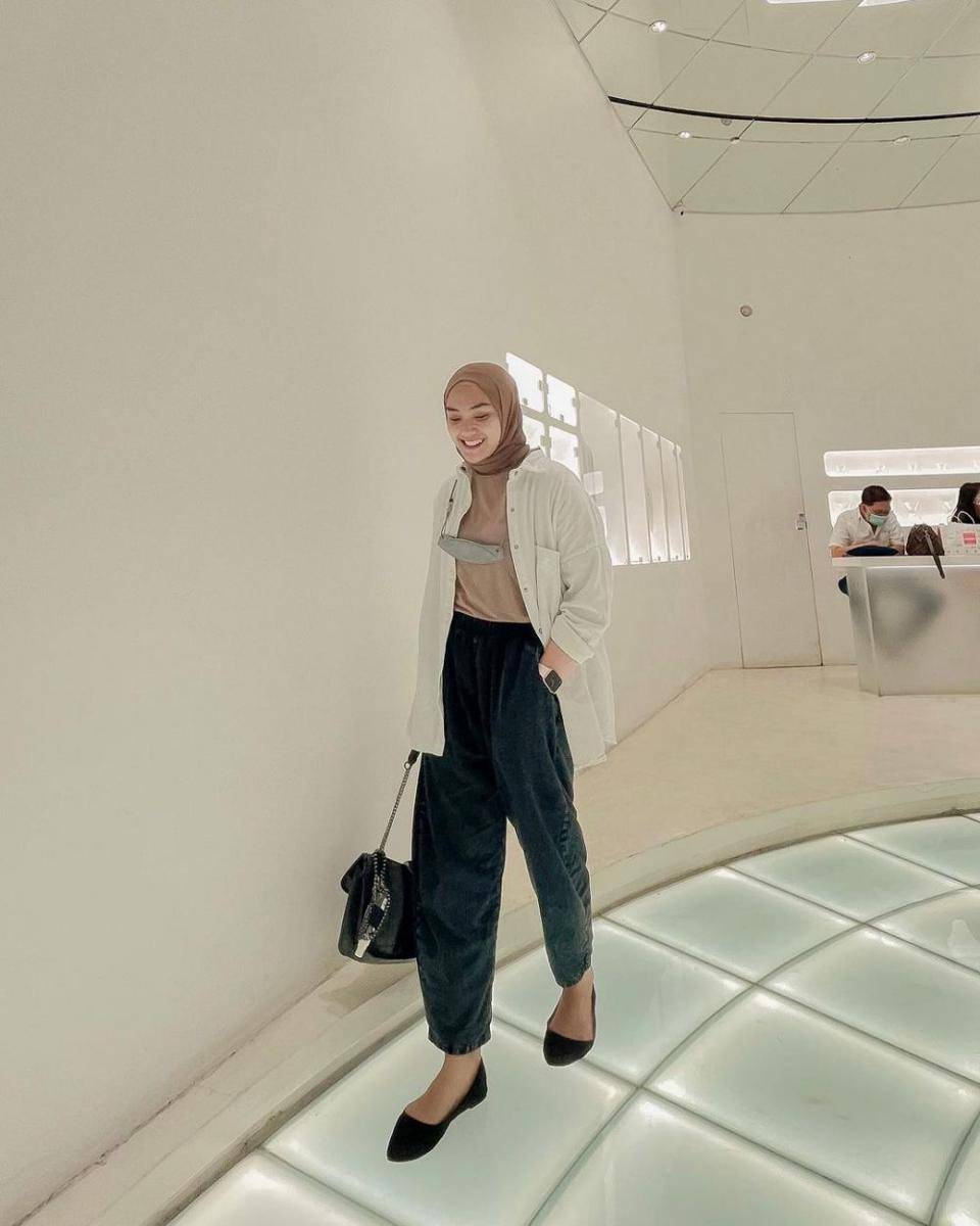 gaya busana simpel ala Ranie Dwi Karlina (instagram.com/raniekarlina)