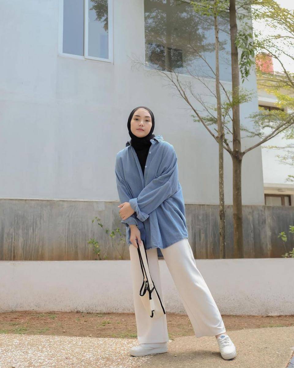 gaya busana simpel ala Ranie Dwi Karlina (instagram.com/raniekarlina)