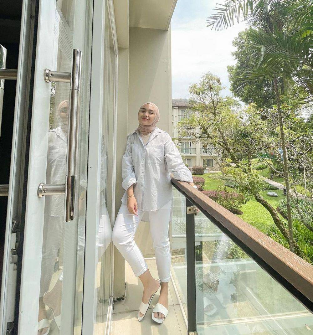 gaya busana simpel ala Ranie Dwi Karlina (instagram.com/raniekarlina)