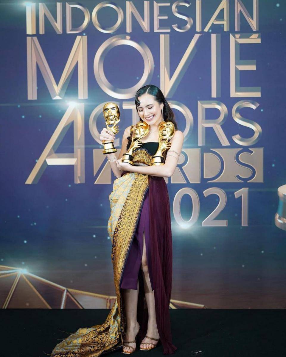 Potret Beby Tsabina menang penghargaan (instagram.com/bebytsabina).