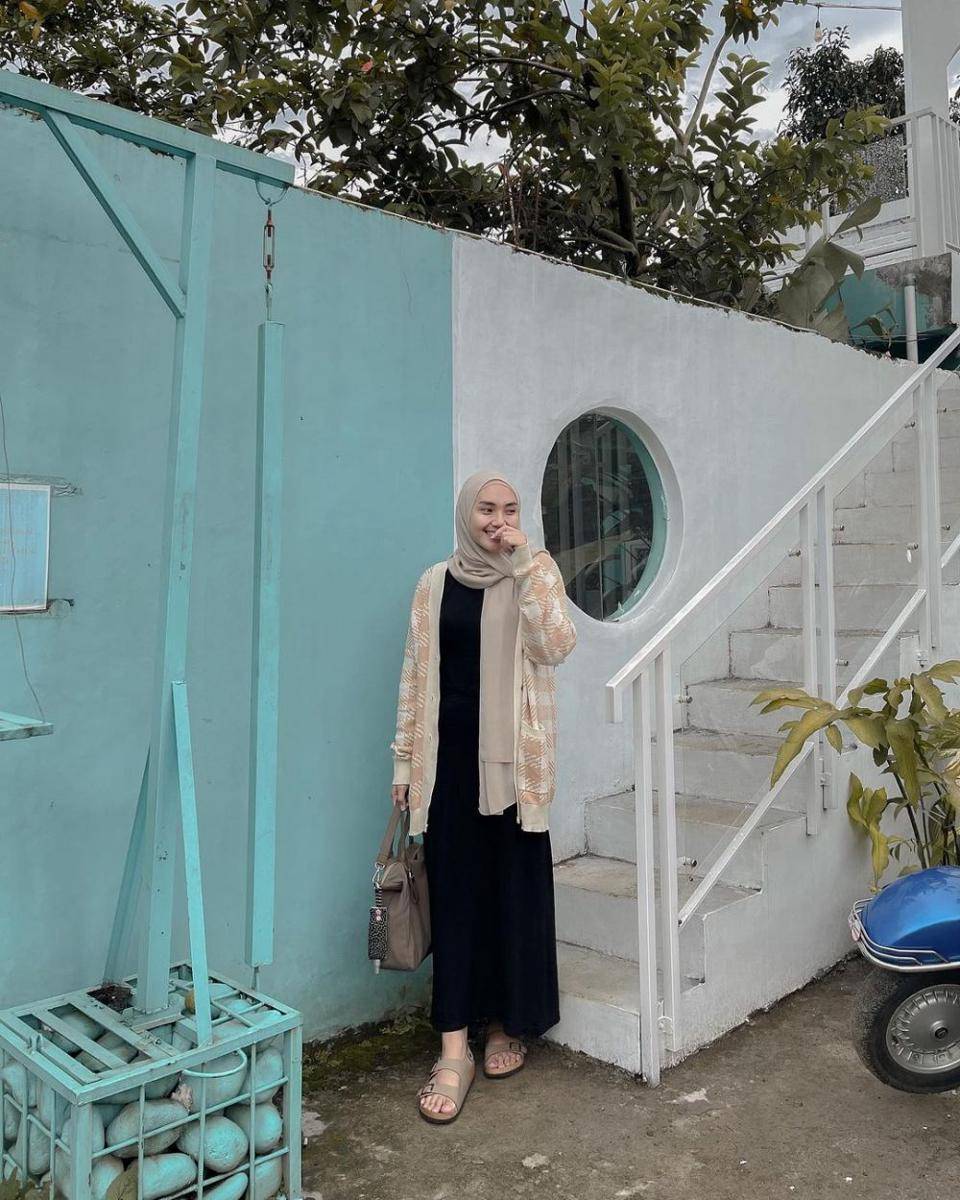 gaya busana simpel ala Ranie Dwi Karlina (instagram.com/raniekarlina)