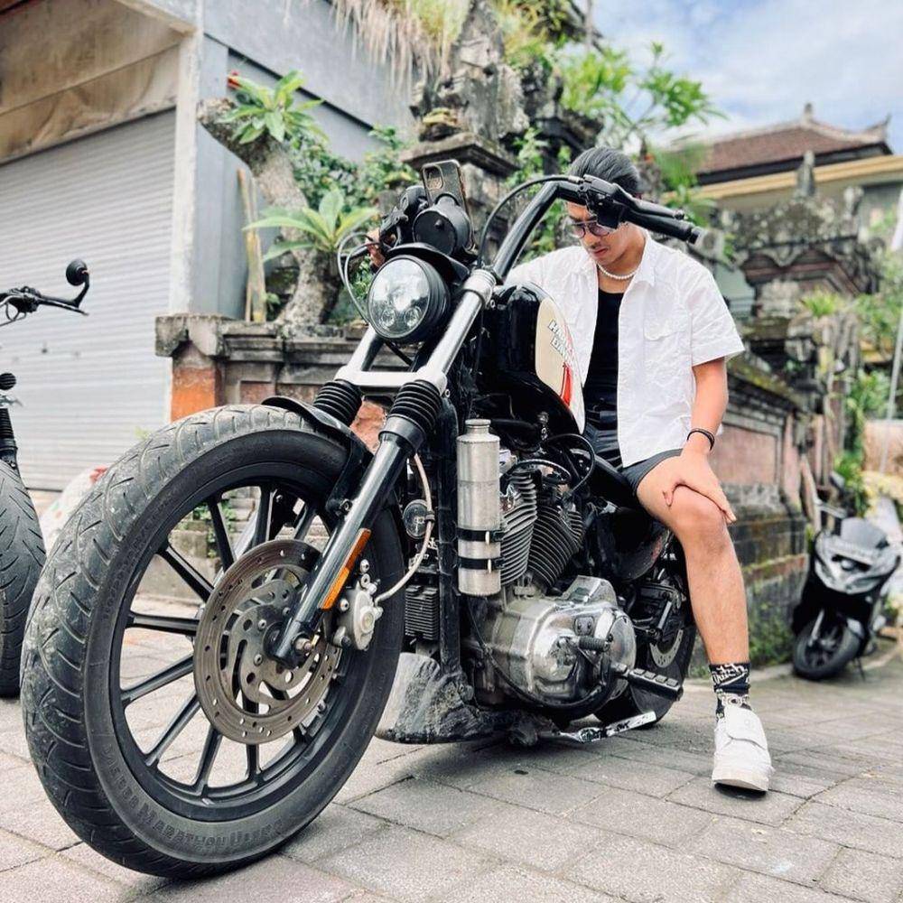 Potret padupadan outfit monokrom ala Abidzar Al Ghifari (instagram.com/abidzar73)