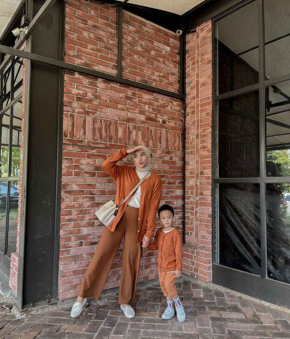 gaya busana simpel ala Ranie Dwi Karlina (instagram.com/raniekarlina)