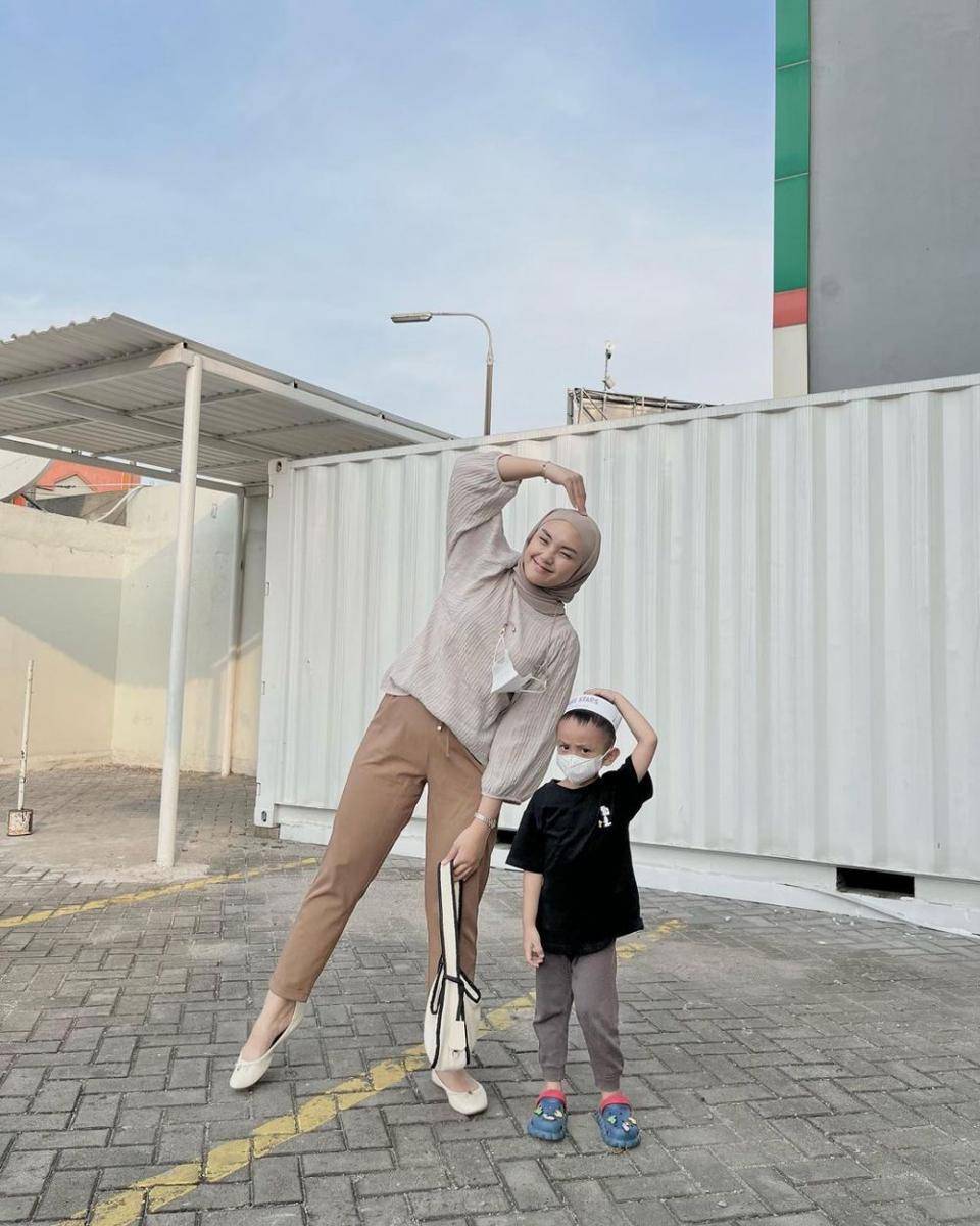 gaya busana simpel ala Ranie Dwi Karlina (instagram.com/raniekarlina)