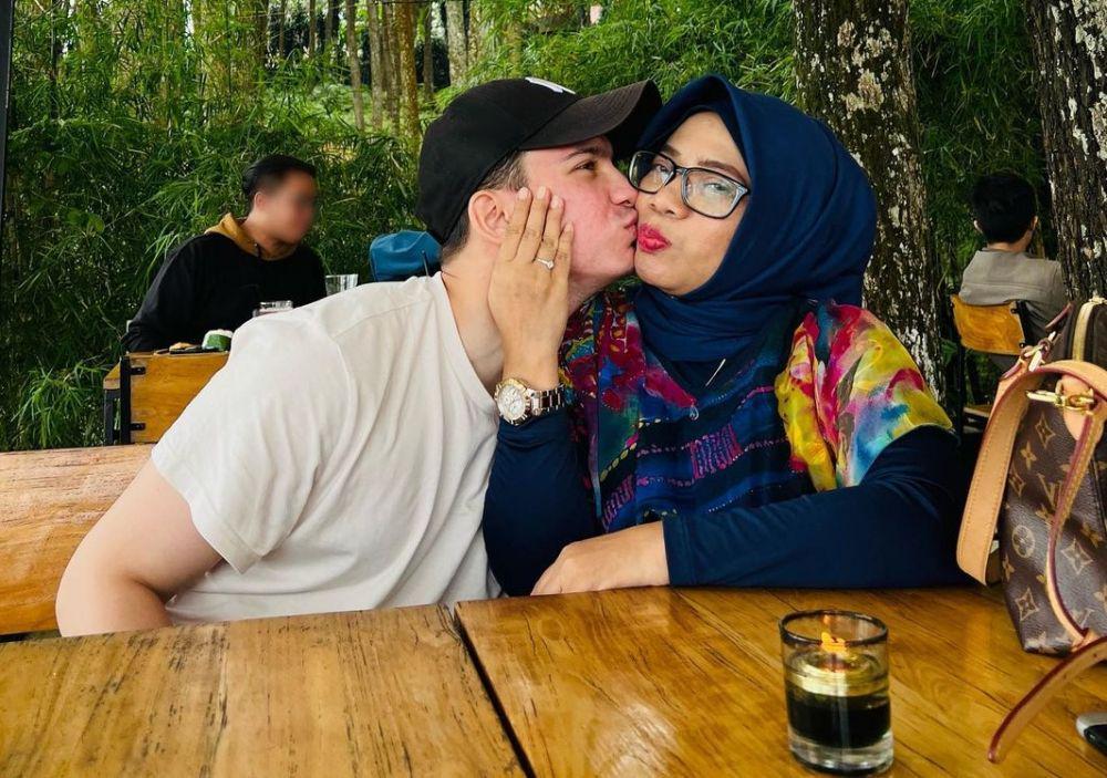 9 Kedekatan Endy Arfian dengan Ibu, Jarang Disorot!