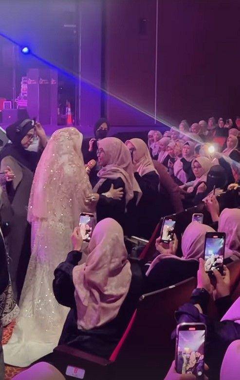 Krisdayanti pakai hijab (Instagram.com/krisdayantilemos)