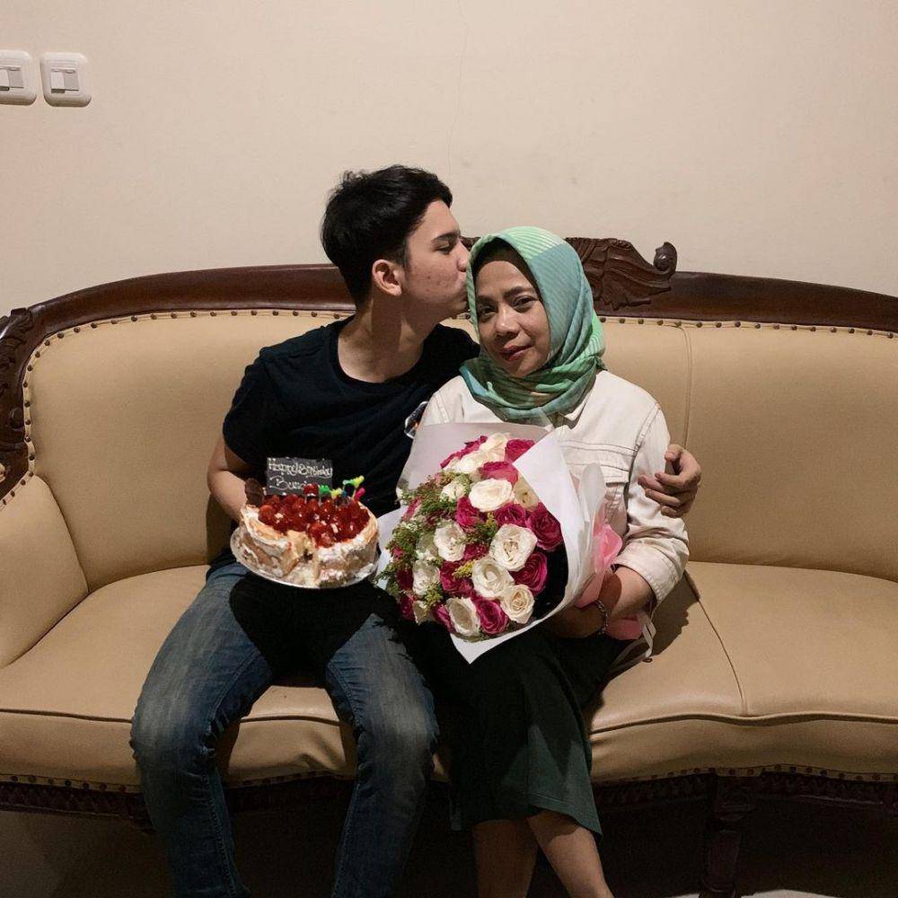 potret Endy Arfian dan ibunya (instagram.com/endyarfian22/)