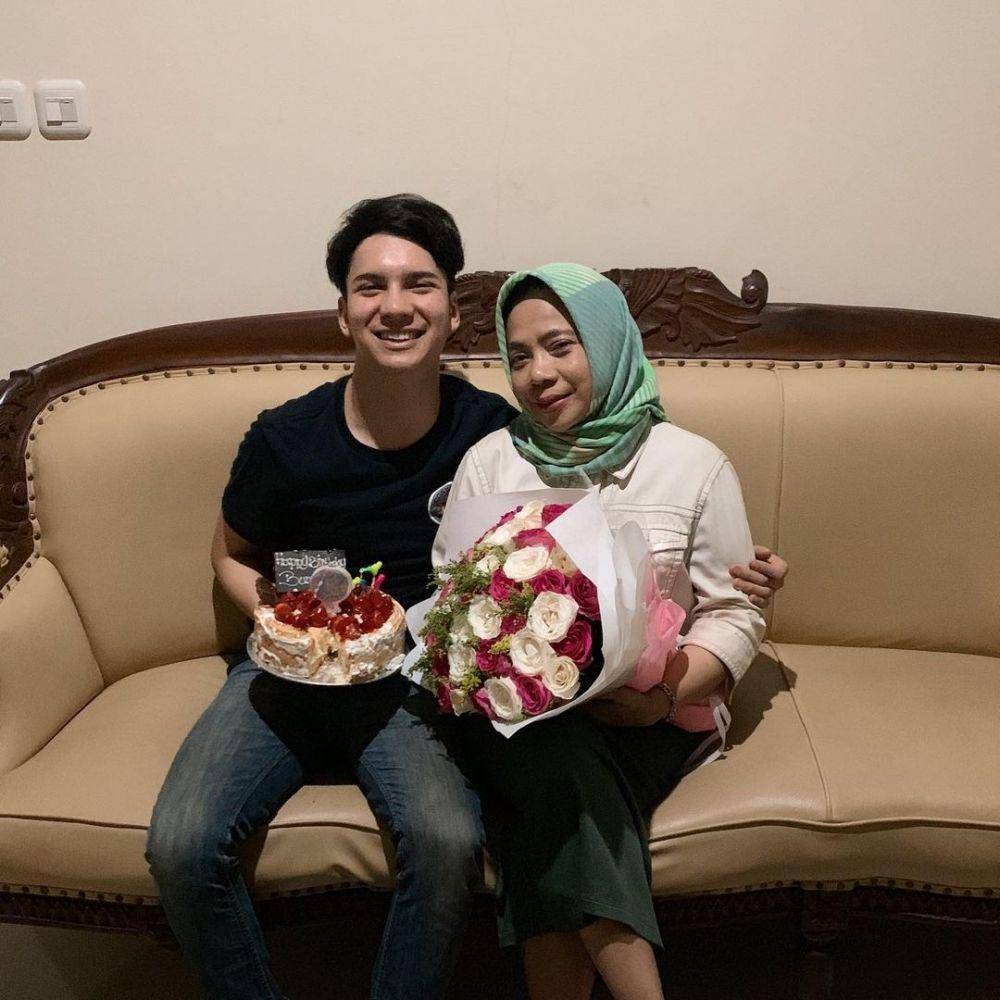 potret Endy Arfian dan ibunya (instagram.com/endyarfian22/)