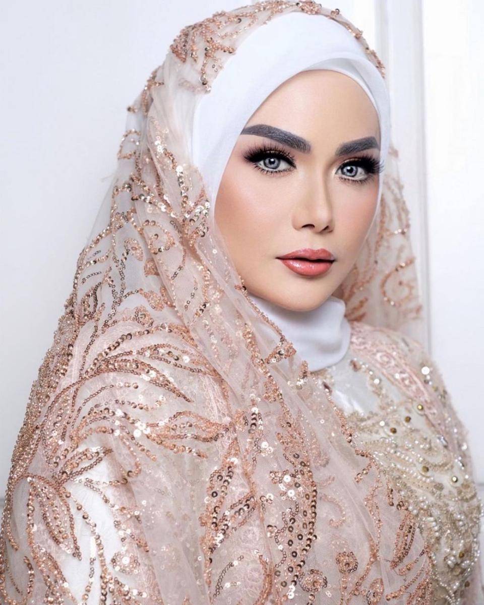 Krisdayanti pakai hijab (Instagram.com/dhirmanputra)