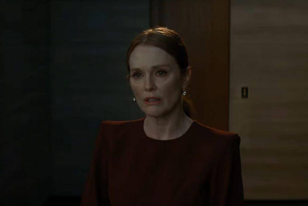 Julianne Moore dalam film Sharper (dok. A24/Sharper)
