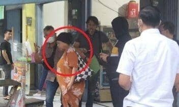 dr. Saenab saat ditangkap tim Tabur Kejaksaan Agung. (Istimewa)