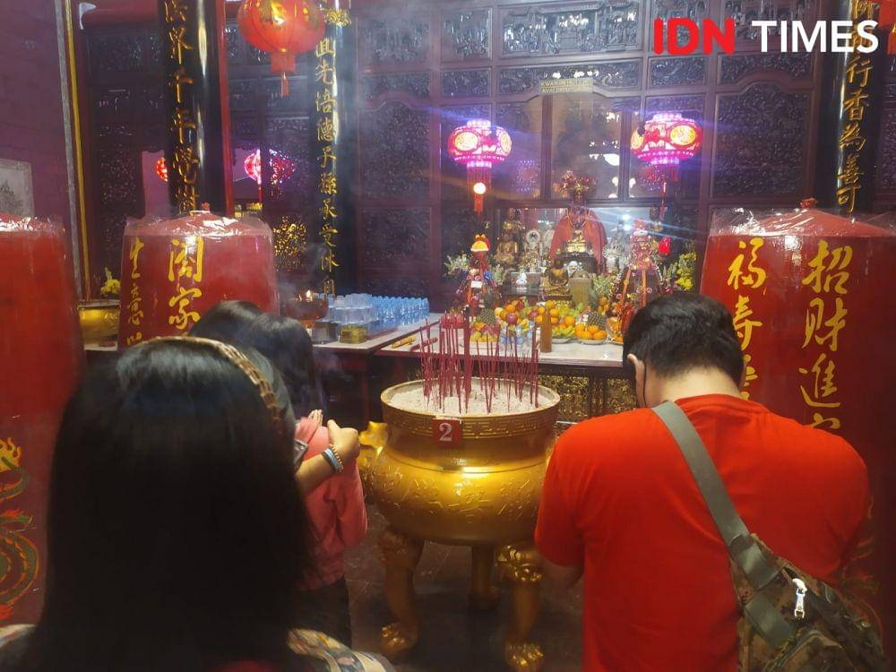 Perayaan malam Tahun Baru Imlek 2023 di Vihara Thay Hin Bio, Bandar Lampung, Sabtu (21/1/2023).