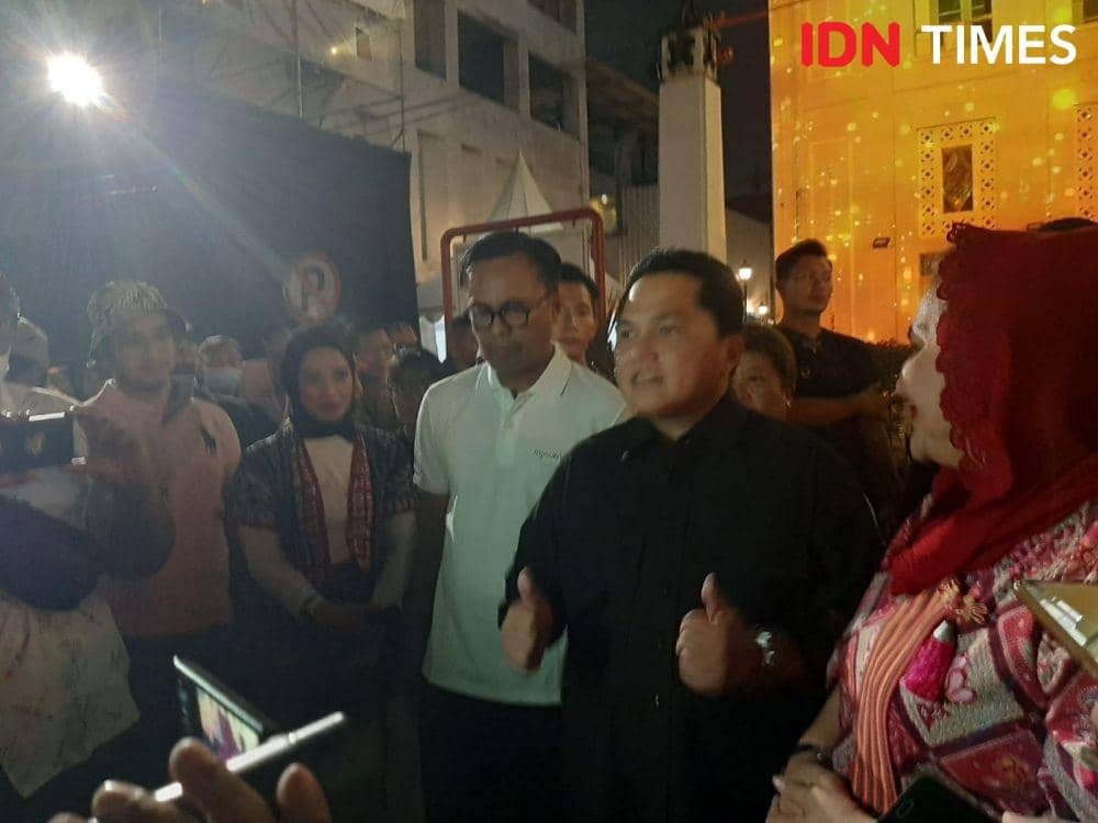 Menteri BUMN Erick Thohir bersama Dirut InJourney Dony Oskaria dan Plt Walikota Semarang Hevearita Gunaryanti Rahayu saat berada di depan Gedung Jiwasraya. (IDN Times/Fariz Fardianto)