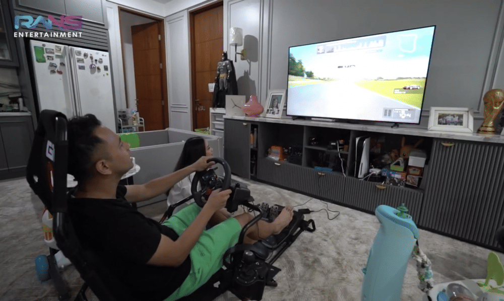 momen Raffi dan Gigi main balap mobil di rumah (youtube.com/RANS Entertainment)