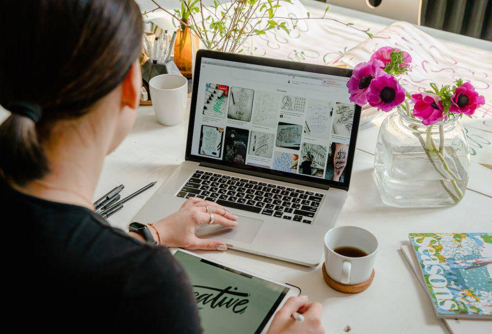 ilustrasi menggunakan laptop (pexels.com/Antoni Shkraba)