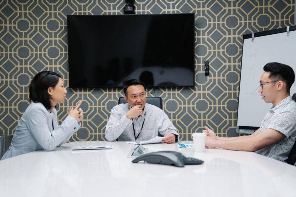 ilustrasi berdiskusi di kantor (pexels.com/Felicity Tai)