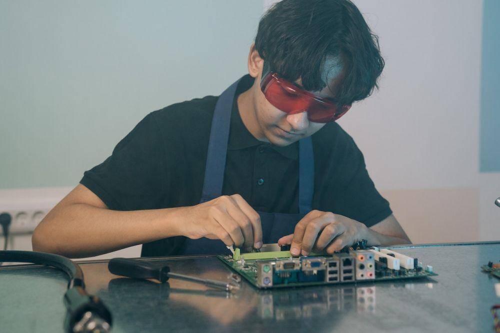 ilustrasi membuat motherboard (pexels.com/Mikhail Nilov)