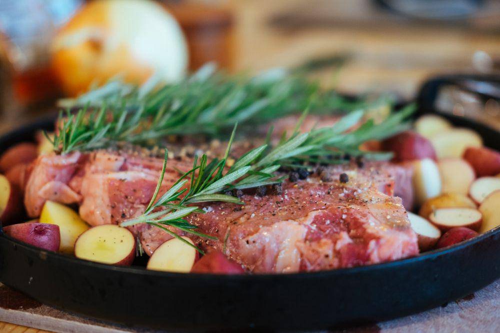 ilustrasi daging dan rosemary (unsplash.com/@plhnk)