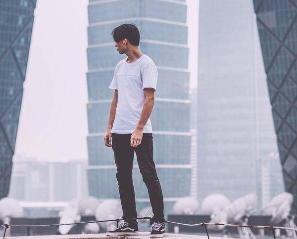 Ilustrasi pria menggunakan pakaian simpel (unsplash/Road Trip with Raj)