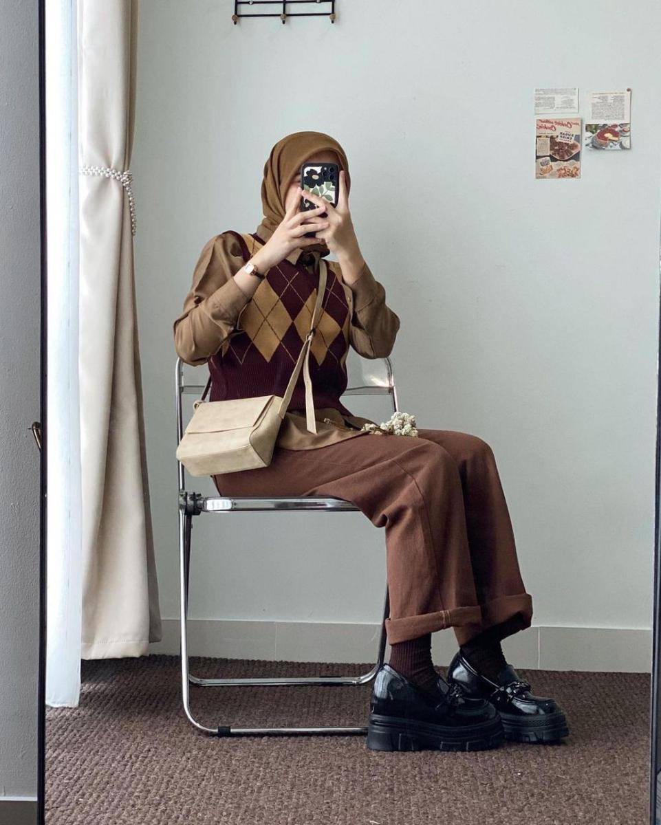 style hijab preppy (instagram.com/khalidaalbs)