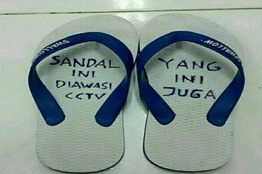 10 Tulisan di Sandal Jepit Ini Bikin Maling Gak Berani Ngambil