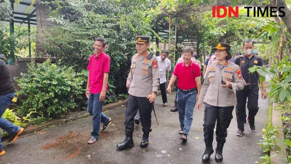 Kapolres Metro Depok, Ahmad Fuady meninjau pelaksanaan ibadah di Vihara Gayatri, Kecamatan Tapos, Kota Depok. (IDNTimes/Dicky)