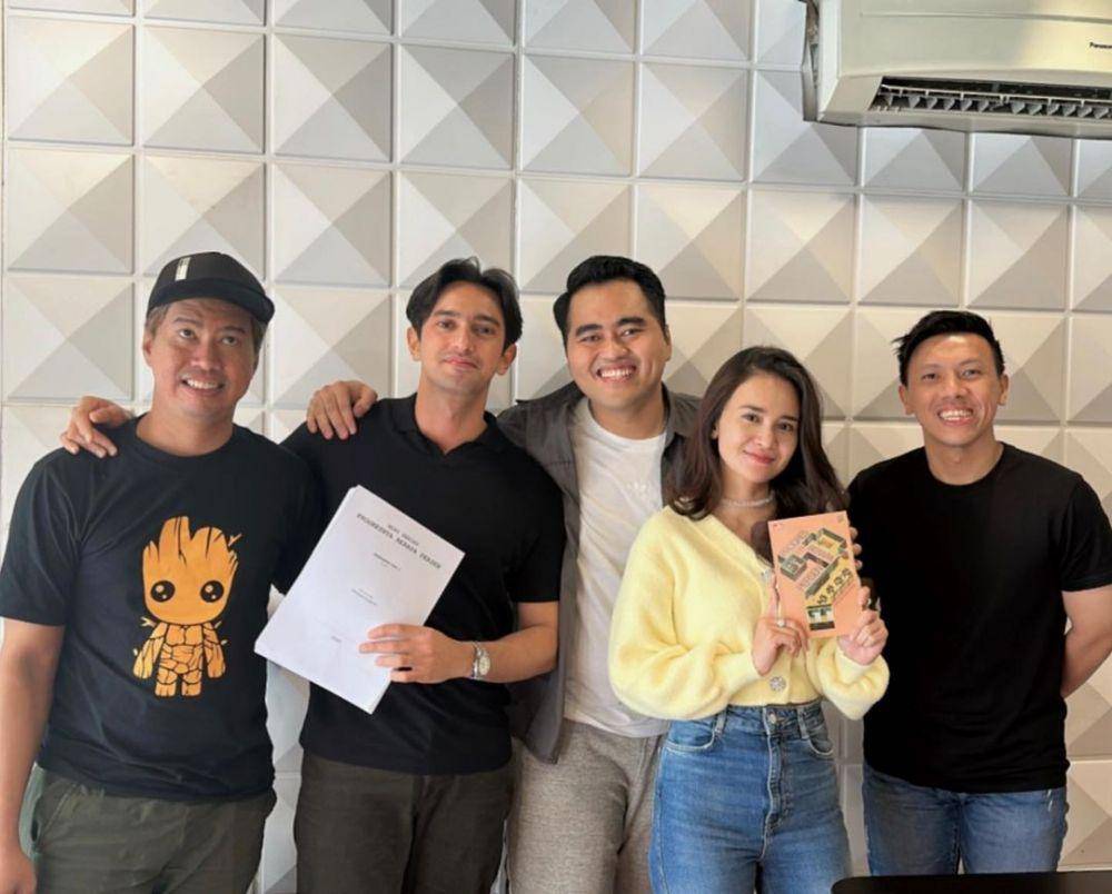 Potret Michelle Ziudith dan tim produksi (instagram.com/donis_london).