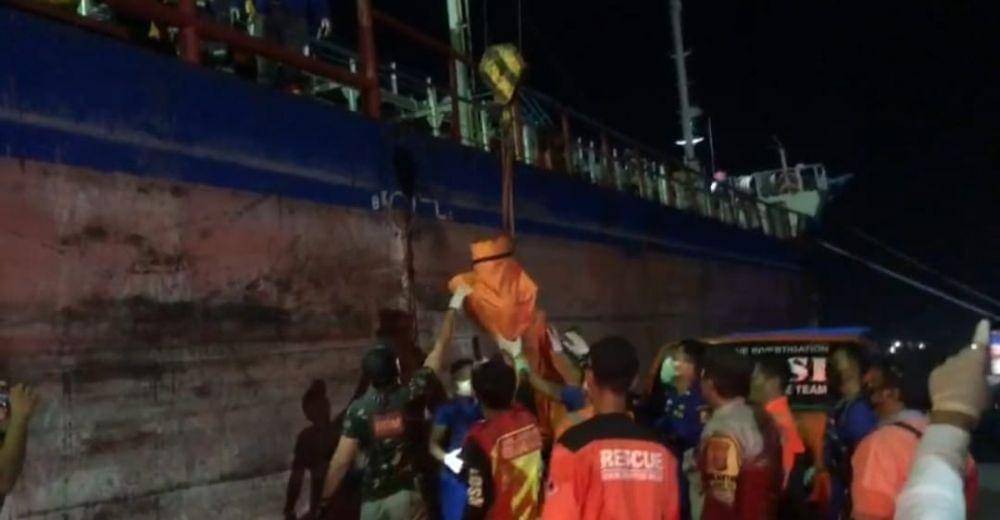 Tiga pekerja kapal di MT Nur Hasanah ditemukan dalam kondisi tewas di dalam palka kapal diduga akibat menghirup gas beracun, Minggu (22/1/2023).  Foto Istimewa