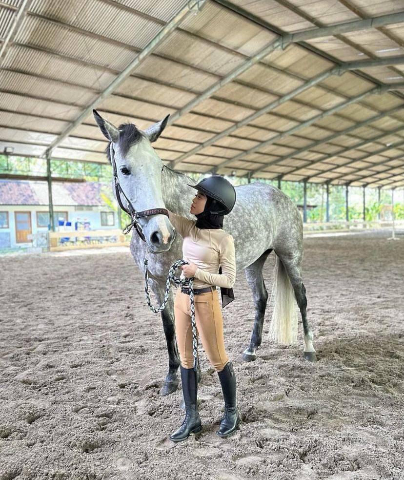 potret Lesti Kejora mencoba olahraga berkuda (instagram.com/lestykejora)