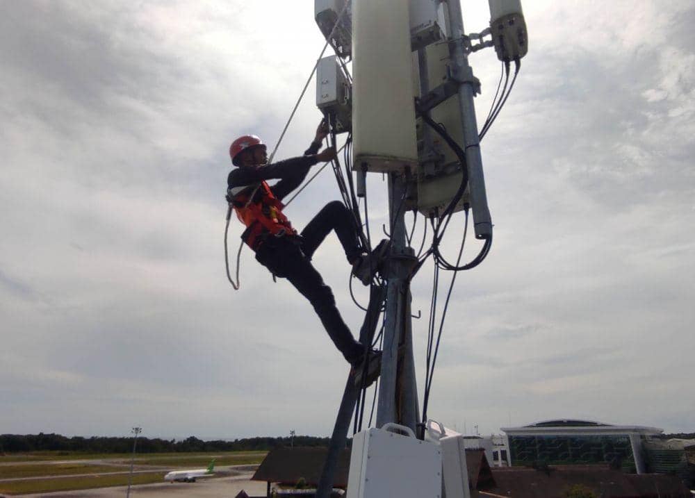 Teknisi XL Axiata melakukan pemeliharaan perangkat BTS di sekitar Bandara Sultan Aji Muhammad Sulaiman Sepinggan, Balikpapan, Kalimantan Timur Bulan Desember 2022. Foto XL Axiata