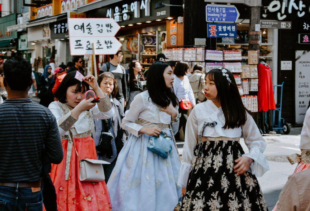 potret kerumunan orang-orang di Korea Selatan (unsplash.com/Adli Wahid)