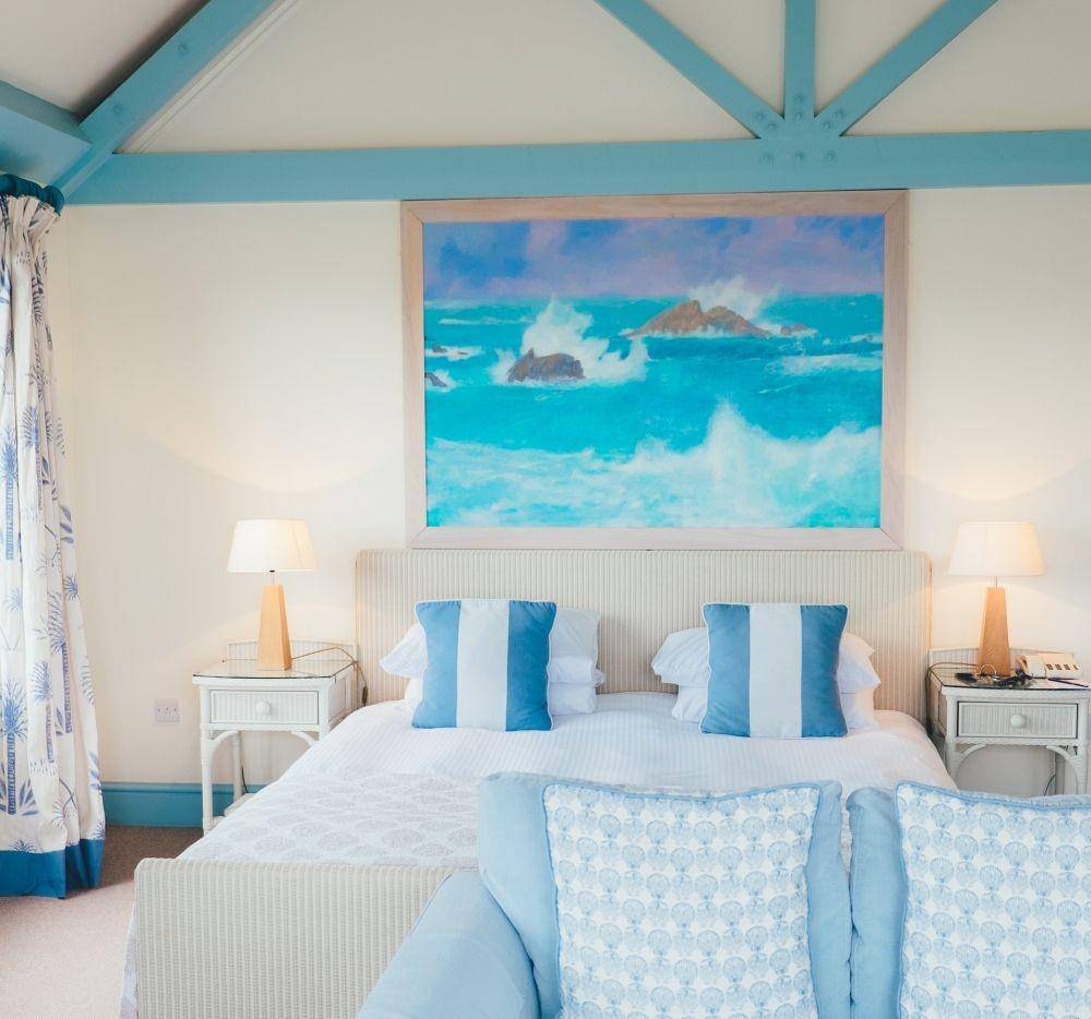 kamar warna biru (unsplash.com/annie spratt)