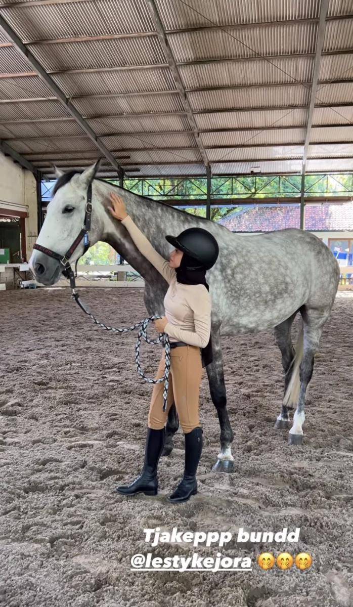 potret Lesti Kejora mencoba olahraga berkuda (instagram.com/marginw)