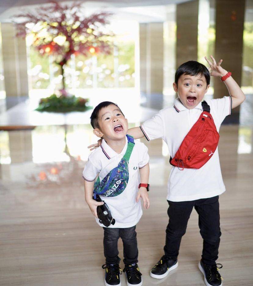 potret Rafa dan Mika berpose lucu rayakan tahun baru imlek (instagram.com/sandradewi88)