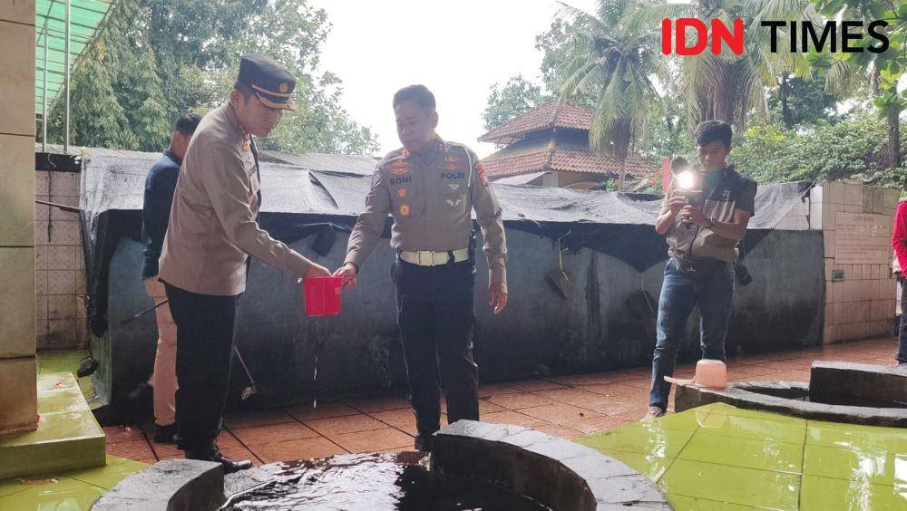 Kapolres Metro Depok, Ahmad Fuady meninjau salah satu sumur yang berada di Vihara Gayatri, Kecamatan Tapos, Kota Depok. (IDNTimes/Dicky)