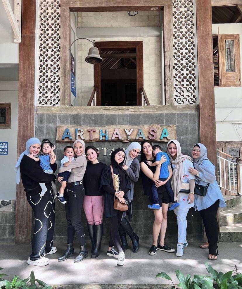 Lesti Kejora, Shiren Sungkar, Tissa Biani, Dara Arafah, Margin, Nabila Syakieb dan Kakak Tissa (instagram.com/tissabiani)