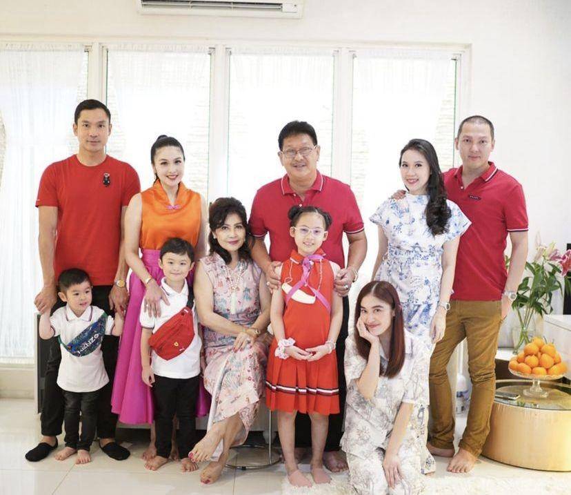 potret Sandra Dewi dan keluarga besar rayakan tahun baru imlek (instagram.com/sandradewi88)