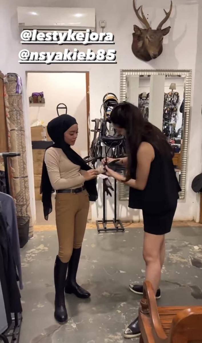 potret Lesti Kejora mencoba olahraga berkuda (instagram.com/marginw)