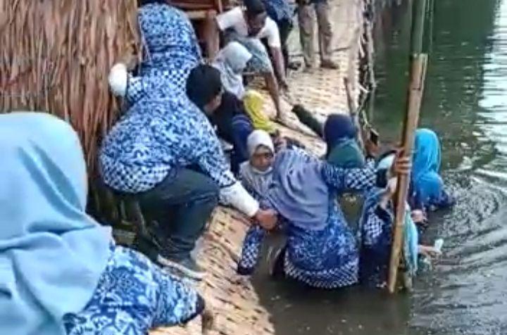 Asyik Berswafoto, Puluhan Pengunjung Wisata Ini Kecebur Sungai