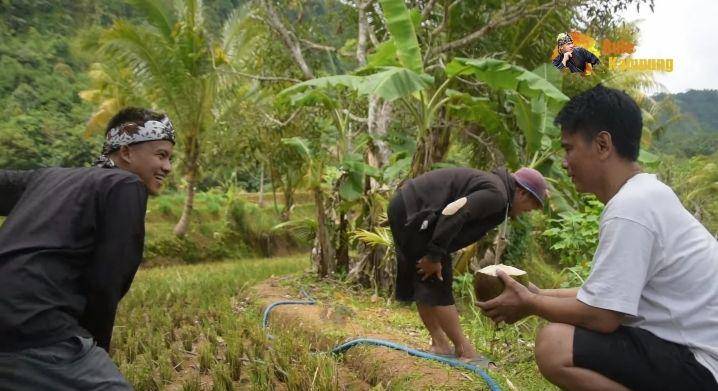 potret sederhana ayah Lesti Kejora di kampung (youtube.com/Bule Kampung)