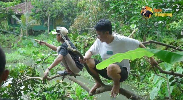 potret sederhana ayah Lesti Kejora di kampung (youtube.com/Bule Kampung)