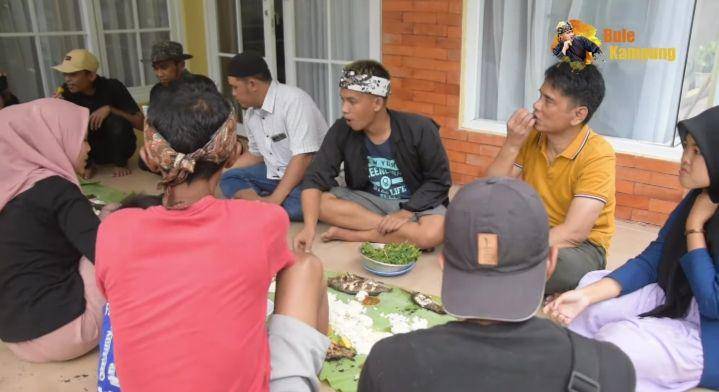potret sederhana ayah Lesti Kejora di kampung (youtube.com/Bule Kampung)