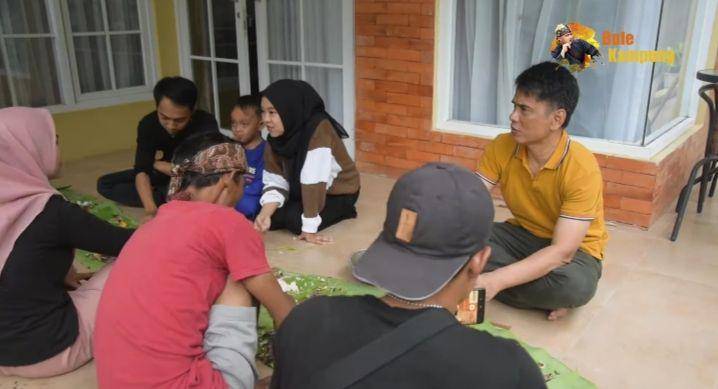 potret sederhana ayah Lesti Kejora di kampung (youtube.com/Bule Kampung)